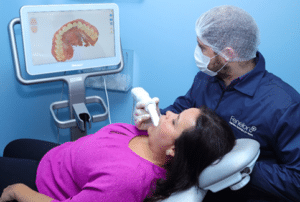 técnico realizando escaneamento intraoral na fenelon